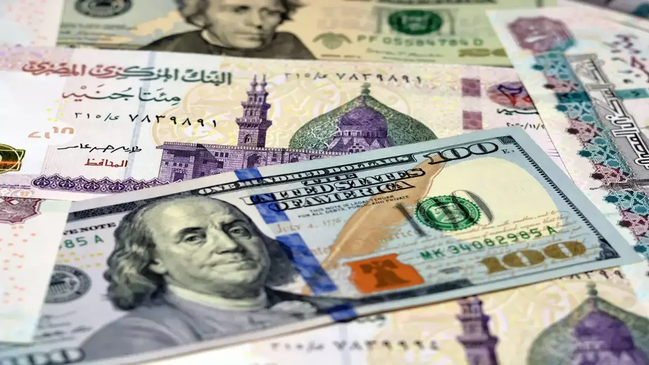 انهيار قياسي للجنيه المصري أمام الريال السعودي والدولار في ثالث أيام العيد